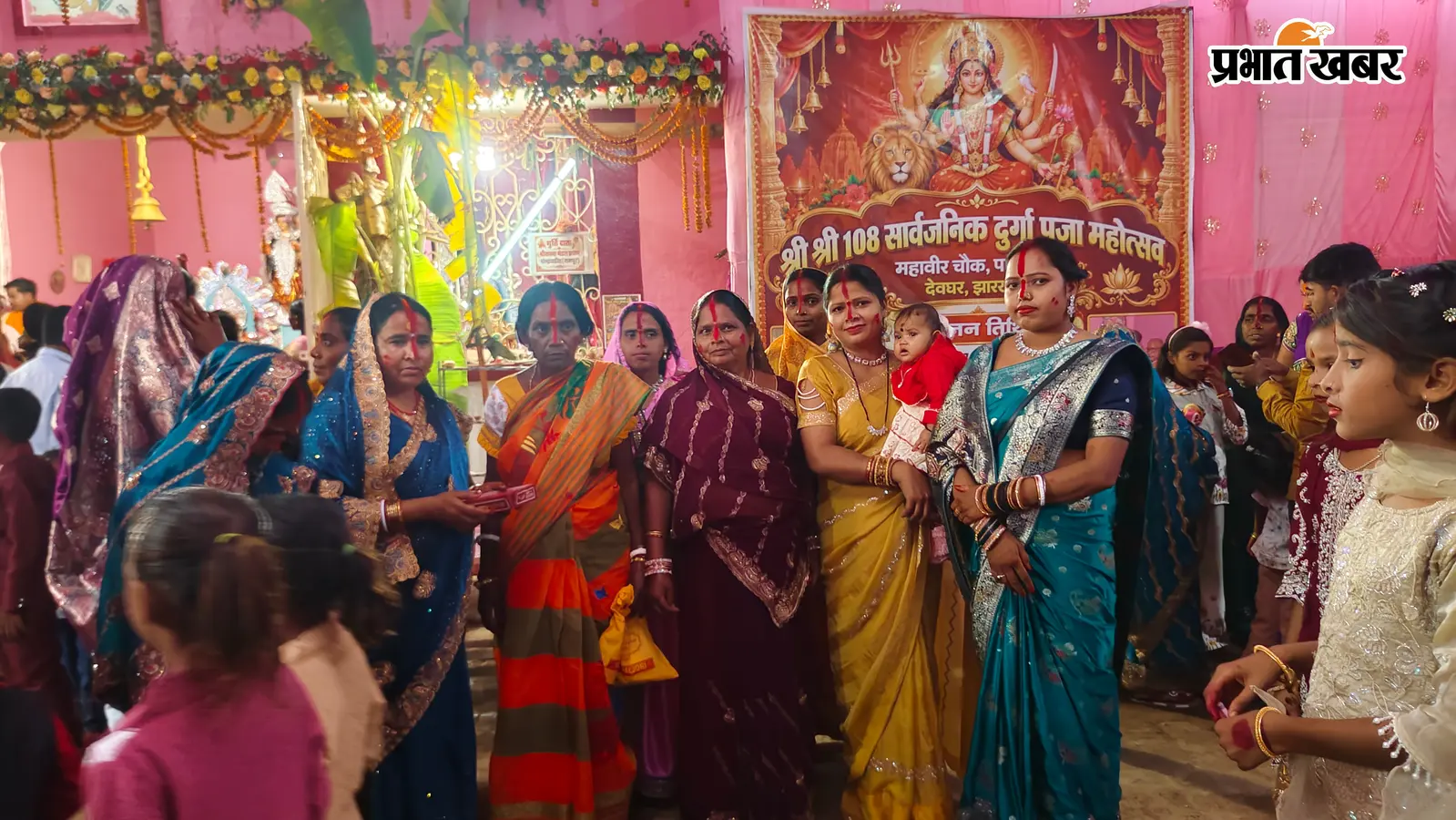 पालोजोरी में सिंदूर खेला के दौरान सुहागिनों ने मां को लगाया सिंदूर, विदाई के वक्त छलके आंसू