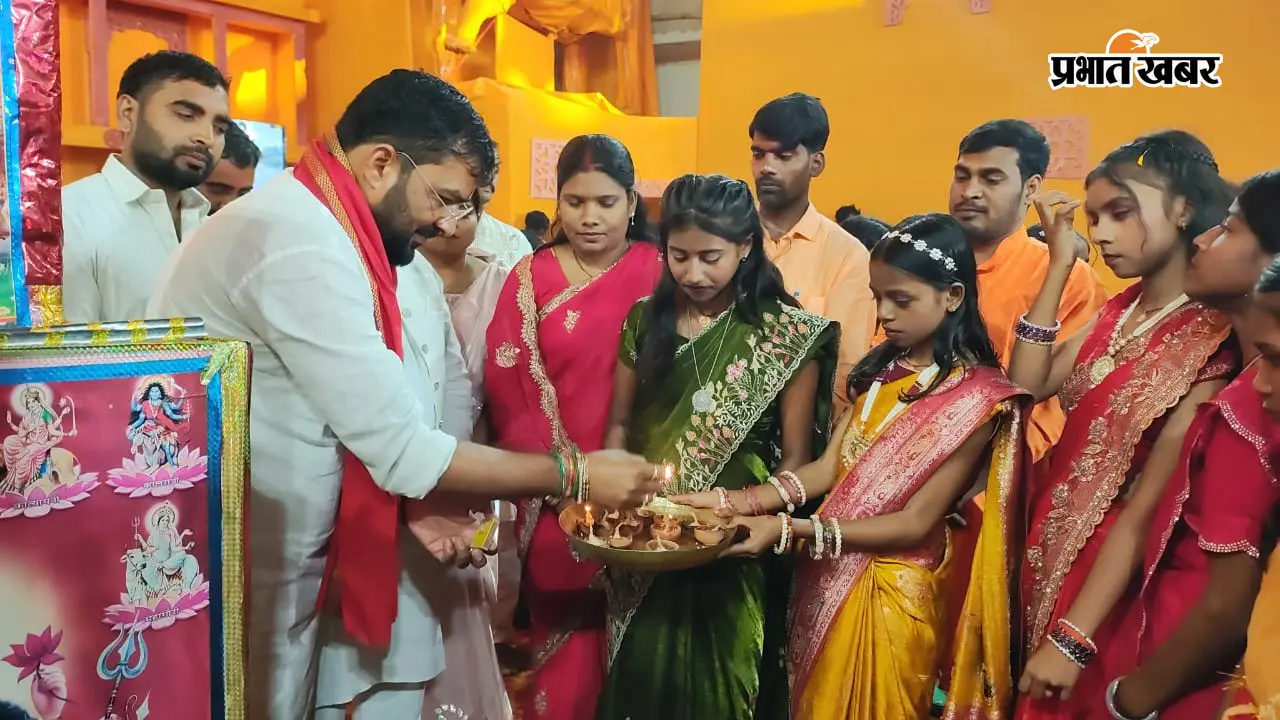 गिद्धौर में डांडिया-गरबा पर झूमे लोग, नन्हे कलाकारों की प्रस्तुतियों ने मोहा मन