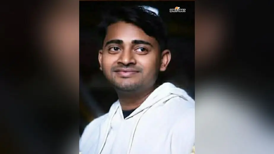 दुर्गोत्सव की नवमी पर रामगढ़ में दो सड़क हादसे, खड़े ट्रक से टकराई बाइक, 26 साल के युवक की मौत; 3 घायल