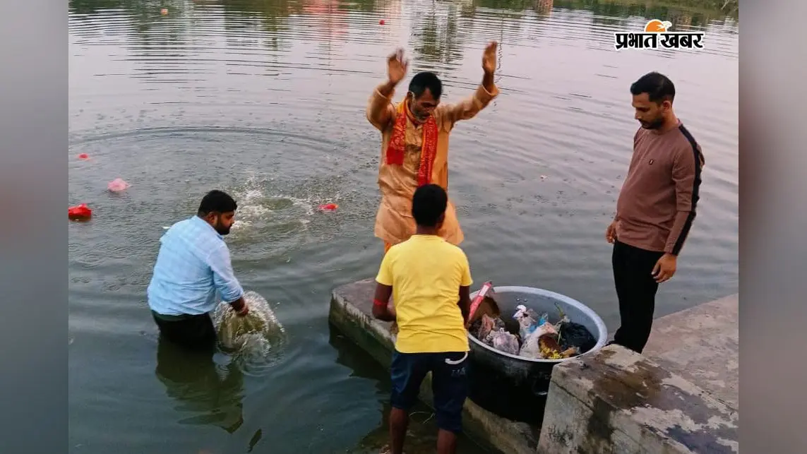 पाकुड़ के महाकाल शक्तिपीठ में कलश विसर्जन के साथ दुर्गा पूजा संपन्न, रामसागर तालाब में उमड़े सैकड़ों श्रद्धालु
