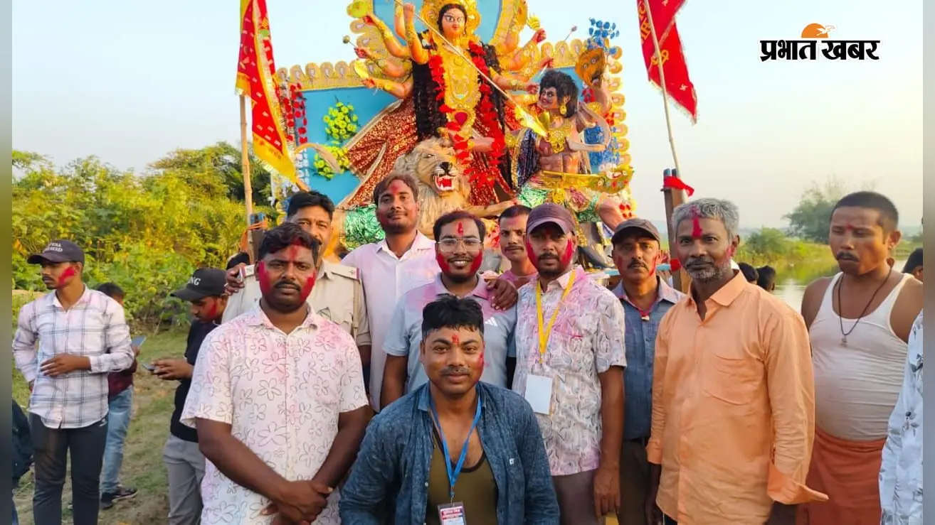 जय माता दी के जयकारों से गूंजा मोहनपुर, नम आंखों से दुर्गा मां को दी विदाई