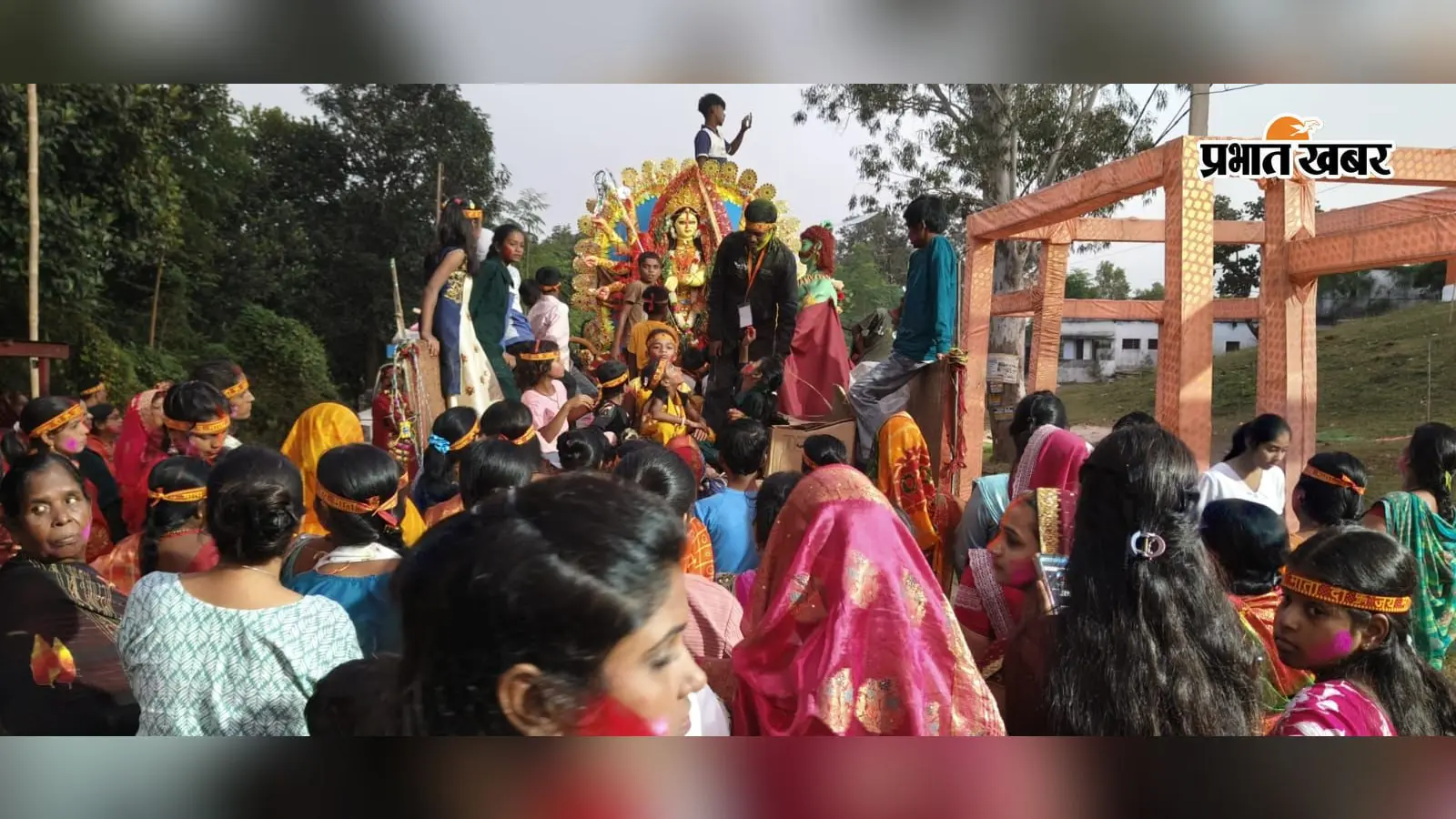 पतरातू में नम आंखों से मां दुर्गा को दी विदाई, पीटीपीएस डैम में हुआ प्रतिमा विसर्जन