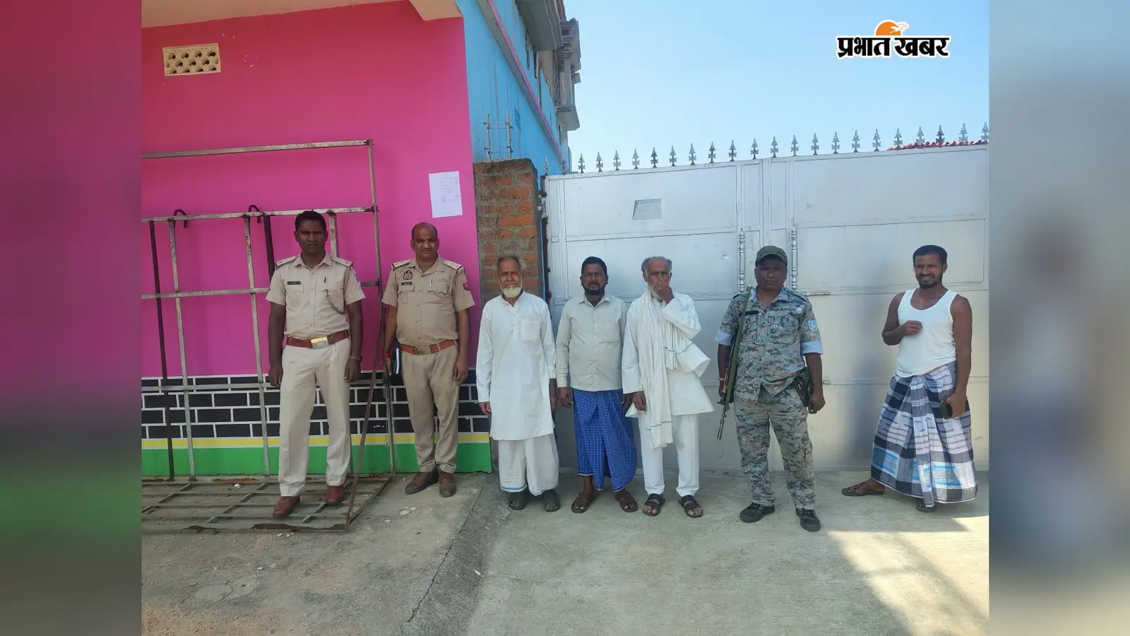 ढोल-नगाड़े के साथ जामताड़ा पहुंची यूपी पुलिस, राजू अंसारी के घर चिपकाया इश्तहार