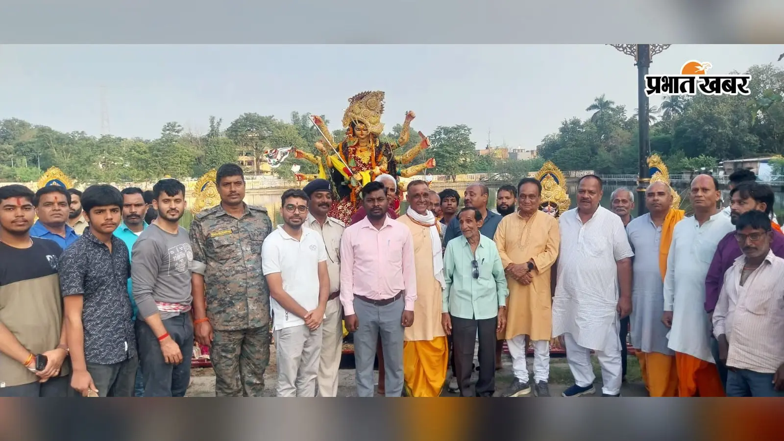 Koderma: गाजे-बाजे के साथ निकली मां दुर्गा की शोभायात्रा, नम आंखों से श्रद्धालुओं ने विदाई