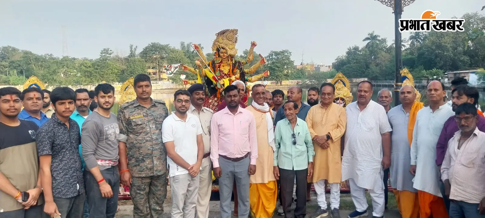 शोभायात्रा में शामिल श्रद्धालुओं की भीड़ व जलाशय में विसर्जित मां की प्रतिमा | Prabhat Khabar Network