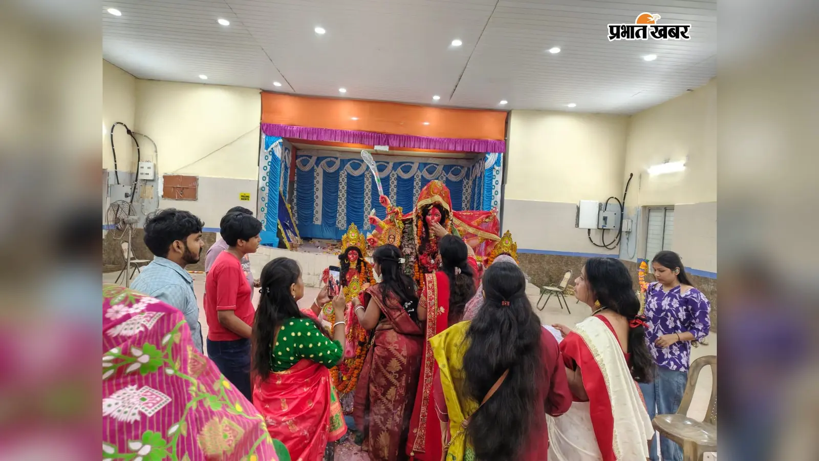 सिंदूर से लाल हुए मां के चरण, नम आंखों से दी विदाई; मिहिजाम-चित्तरंजन में दुर्गोत्सव संपन्न