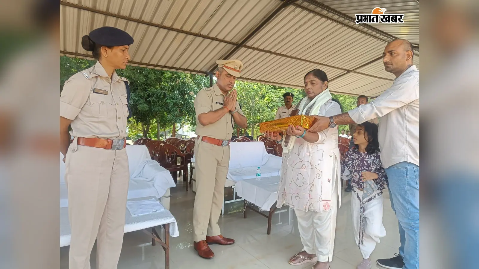 गढ़वा पुलिस केंद्र में पुलिस संस्मरण दिवस, शहीद जवानों को दी श्रद्धांजलि, परिजनों को किया सम्मानित