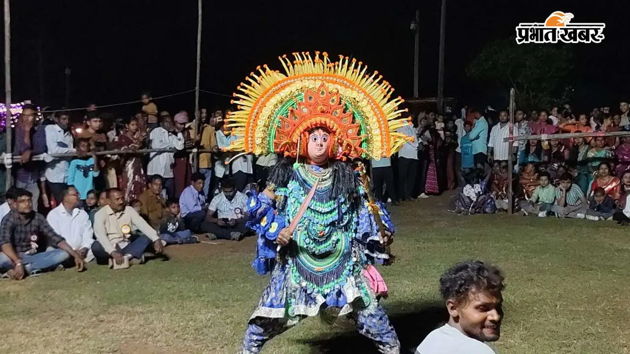 पालोजोरी में छऊ नृत्य से जीवंत हुआ महिषासुर मर्दिनी का मंचन, कलाकारों ने प्रस्तुति से मोहा मन