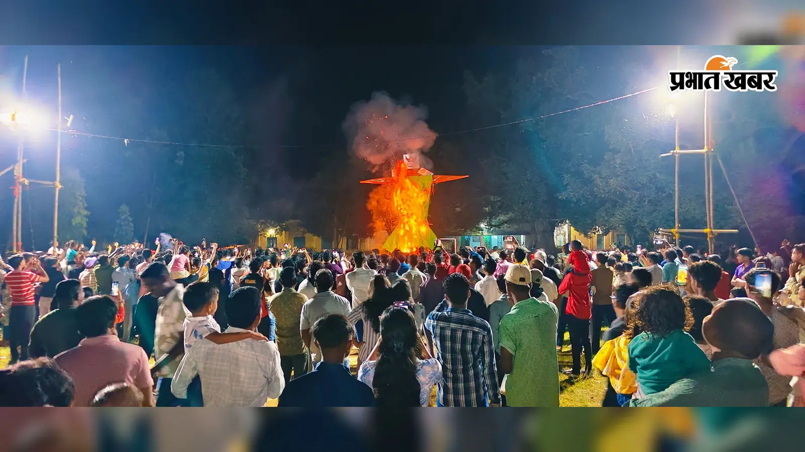 धू-धू कर जला रावण, आतिशबाजी देखने उमड़ा जनसैलाब, यहां देखें तस्वीरें