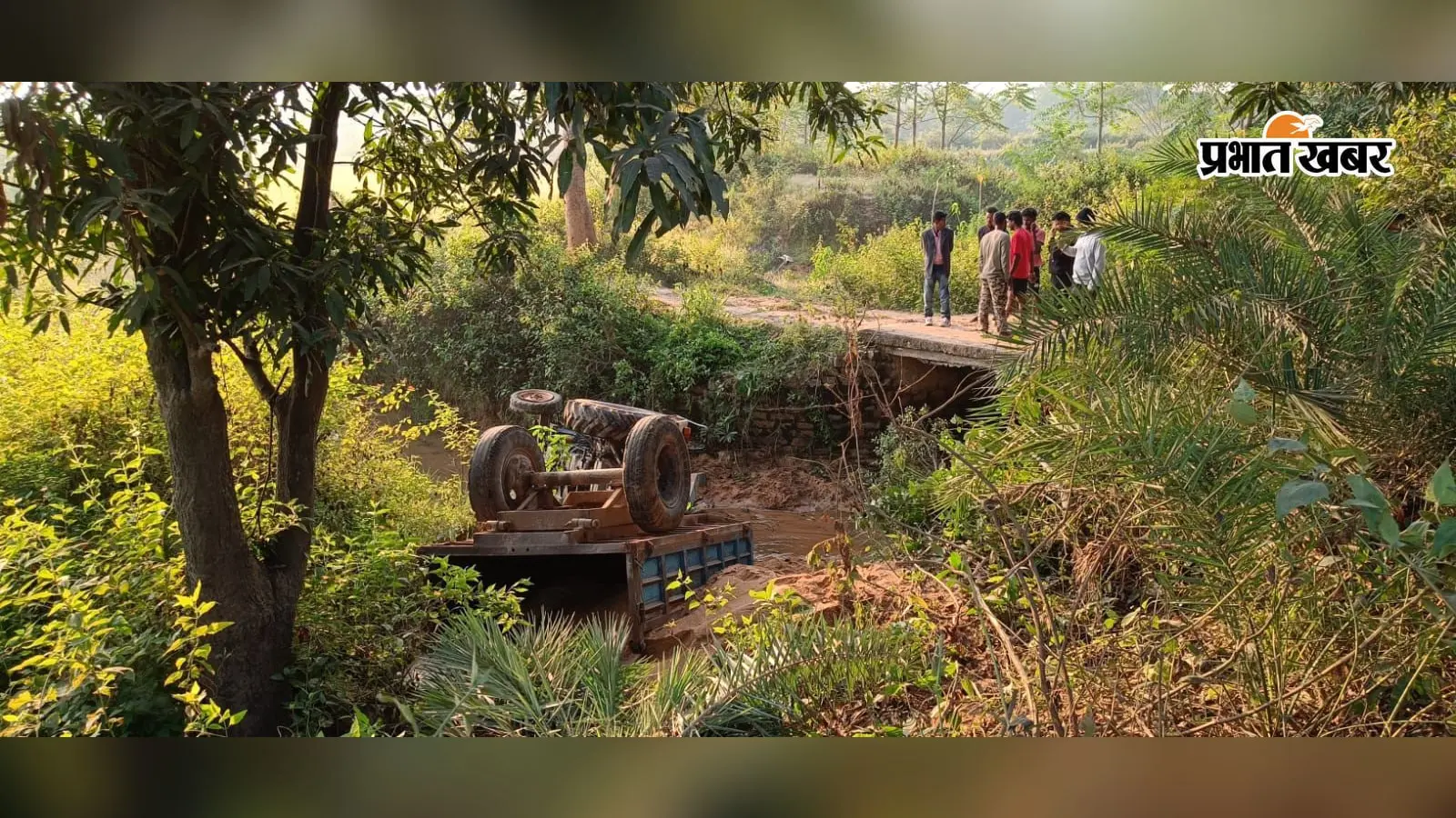 सिमडेगा में टायर फटने से बालू लदा ट्रैक्टर दुर्घटनाग्रस्त
