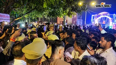 गोरखपुर में हाईटेंशन तार से सटी दुर्गा प्रतिमा, 3 युवकों की मौत, 10 लोग झुलसे, मेडिकल कॉलेज के बाहर बवाल, बस में तोड़फोड़