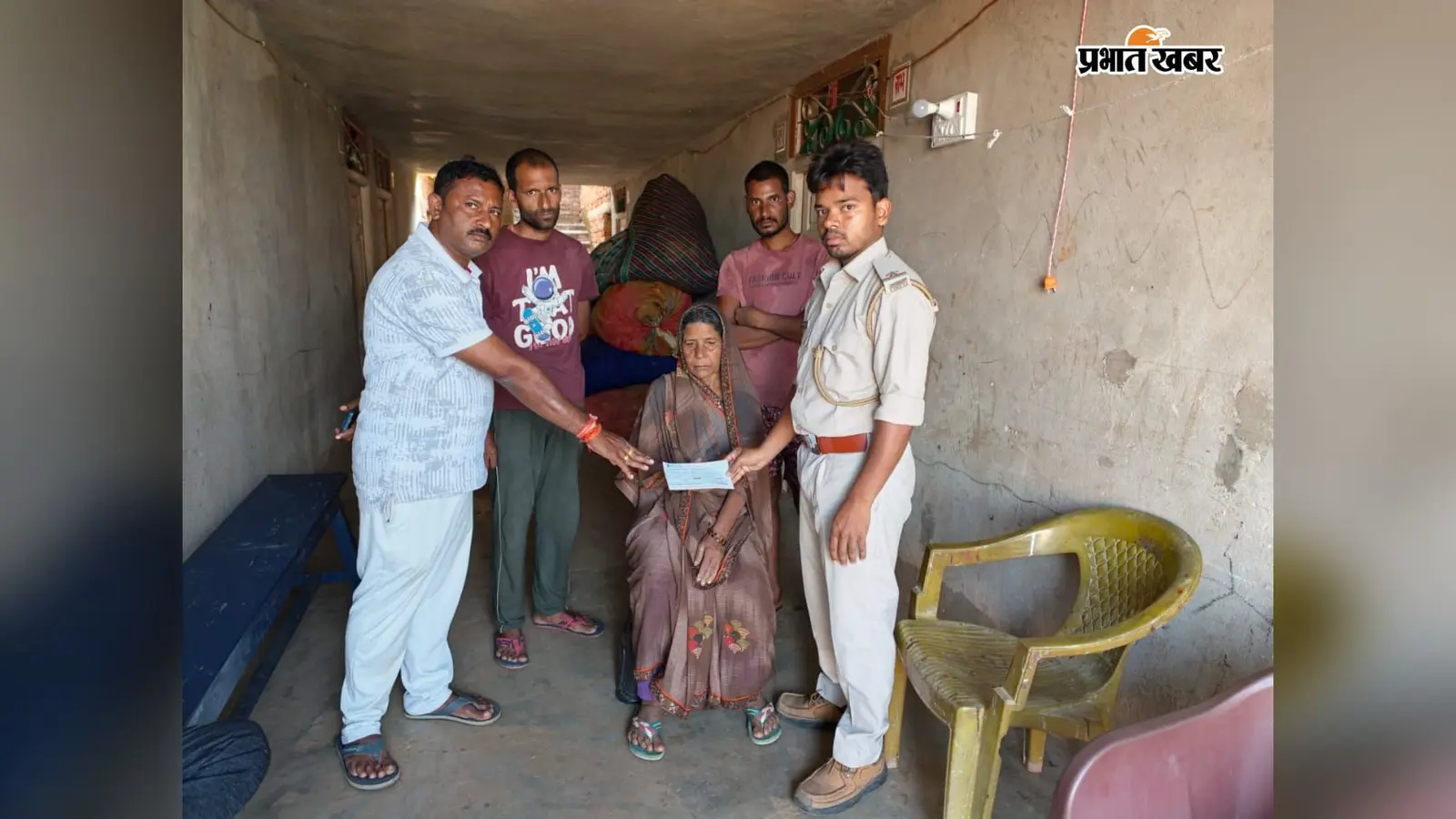 हाथी के हमले में मृत अनंती यादव के परिजनों को मिला 10 लाख का मुआवजा