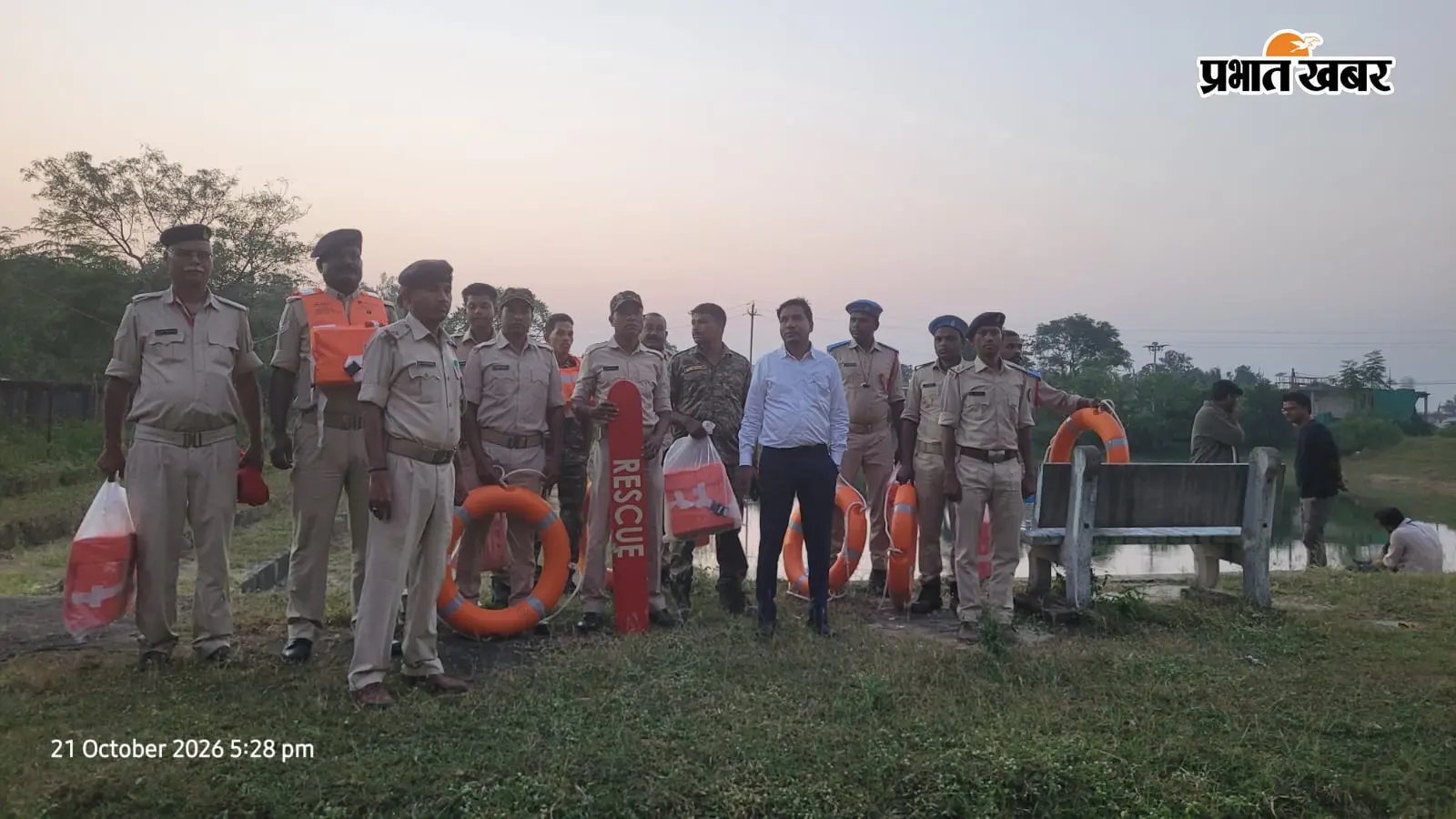सिमडेगाः दुर्गा प्रतिमा विसर्जन को लेकर पुलिस अलर्ट, तालाब में तैनात किए गए गोताखोर