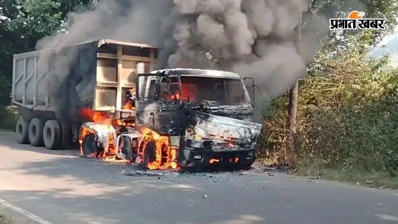 गोड्डा में चलती हाईवा में लगी आग, धू-धूकर जली गाड़ी; चालक ने कूदकर बचायी जान