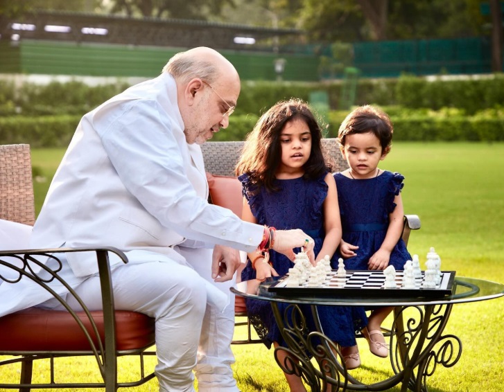 बच्चों के साथ शतरंज खेलते हुए अपनी तस्वीर खुद गृहमंत्री अमित शाह ने शेयर की, फोटो- amitshahofficial