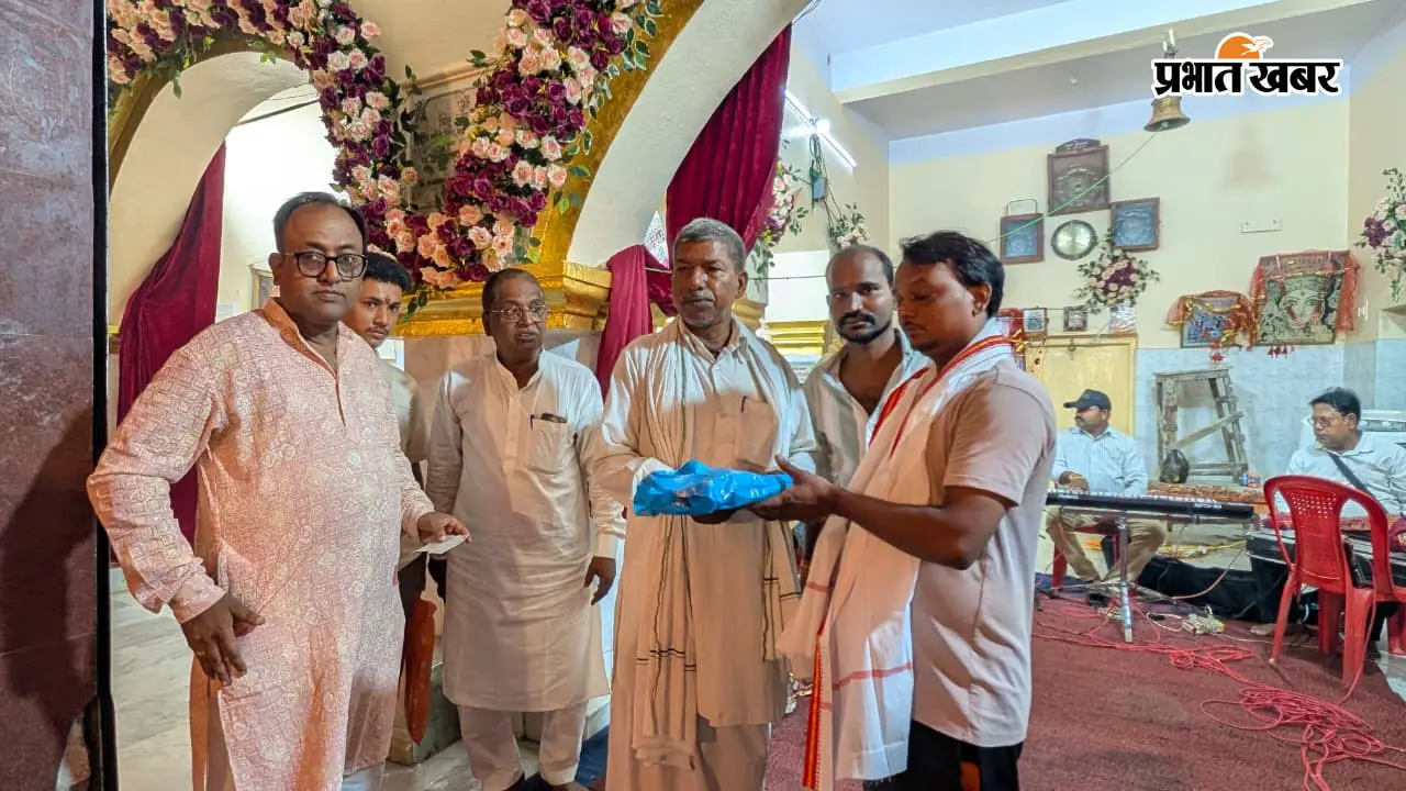 सफाईकर्मियों से ट्रैफिक जवान तक… चौक बाजार दुर्गा पूजा समिति ने कर्मयोगियों को किया सलाम