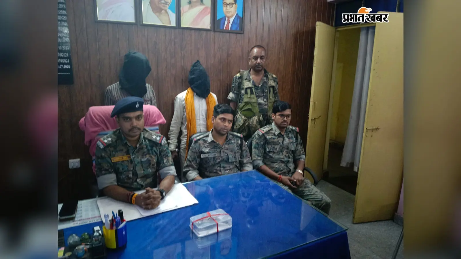 Latehar : पिस्टल-चाकू के साथ गांव में दिखा रहे थे दबंगई, पुलिस ने दोनों को पहुंचाया थाने