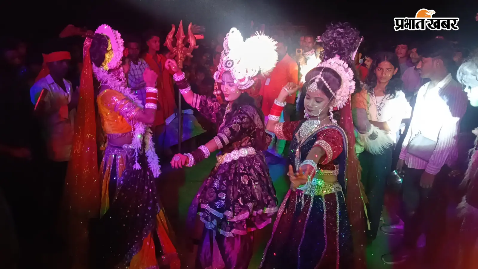 Garhwa News: मदगड़ी में शांतिपूर्ण दुर्गा विसर्जन, शिव तांडव की झांकी रही आकर्षण