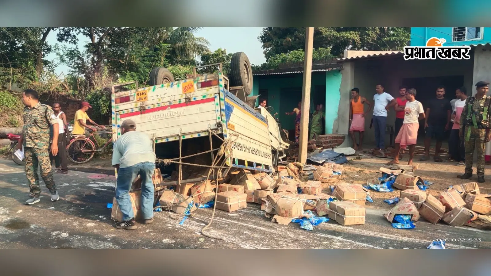 कालूबथान में बड़ा हादसा टला: बाइक सवार को बचाने के चक्कर में पलटी पिकअप वैन, एक घायल