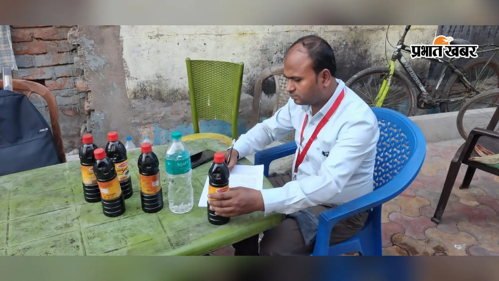 पाकुड़ के रेस्टोरेंट में एक्सपायर्ड सोया सॉस और कोल्ड ड्रिंक, किचन की हालत देख अधिकारियों ने थमाया नोटिस