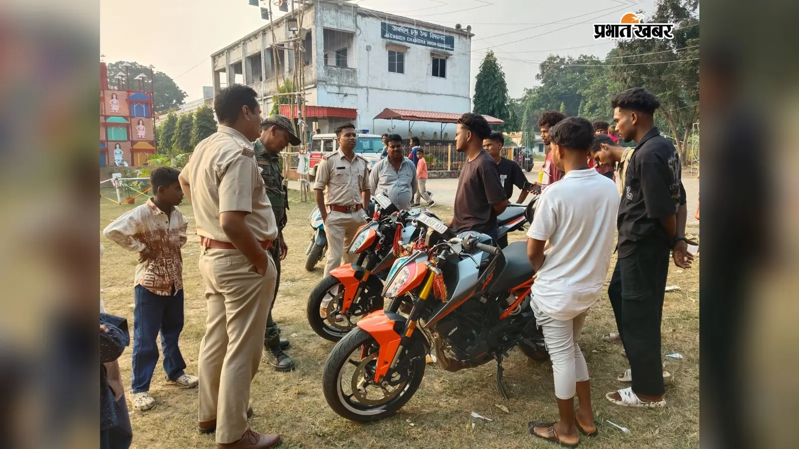 पांच बुलेट समेत आठ बाइक जब्त, मॉडिफाइड साइलेंसर और प्रेशर हॉर्न खोलवाया गया, 38,500 रुपये जुर्माना लगाया