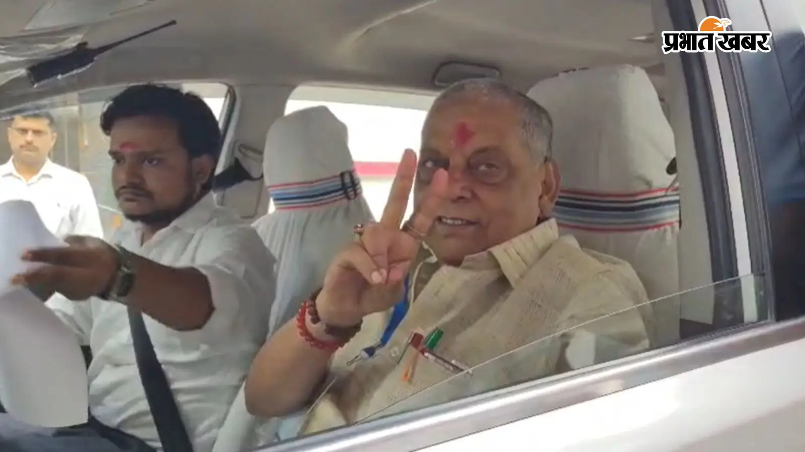 Bihar MLC Election 2026 Live : वोटिंग के बीच विक्ट्री साइन दिखाते नजर आएं नीरज कुमार, मोकामा के लिए हुए रवाना