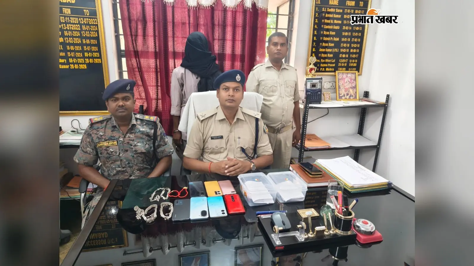 हुसैनाबाद में चोरी के मोबाइल और जेवर बेचने पहुंचे दो युवक गिरफ्तार, आठ एंड्रॉयड फोन बरामद