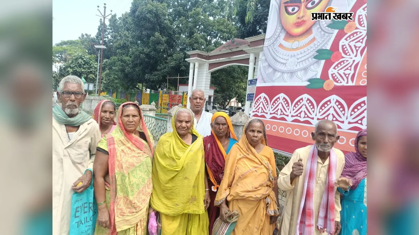 छह महीने से पेंशन का इंतजार, त्योहार भी बीता पर खाली रहे बुजुर्गों के खाते; गुहार लगाने समाहरणालय पहुंचे