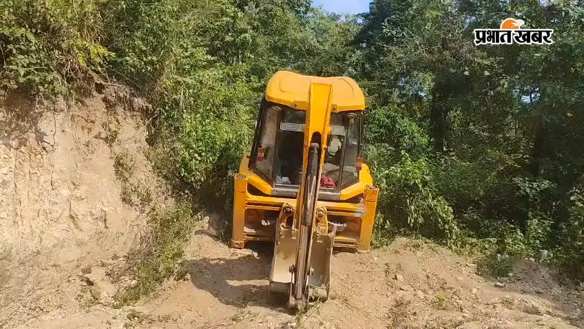 कोडरमा के सुरगी जंगल में अवैध अभ्रक खनन का खुलासा, जेसीबी और ट्रैक्टर जब्त