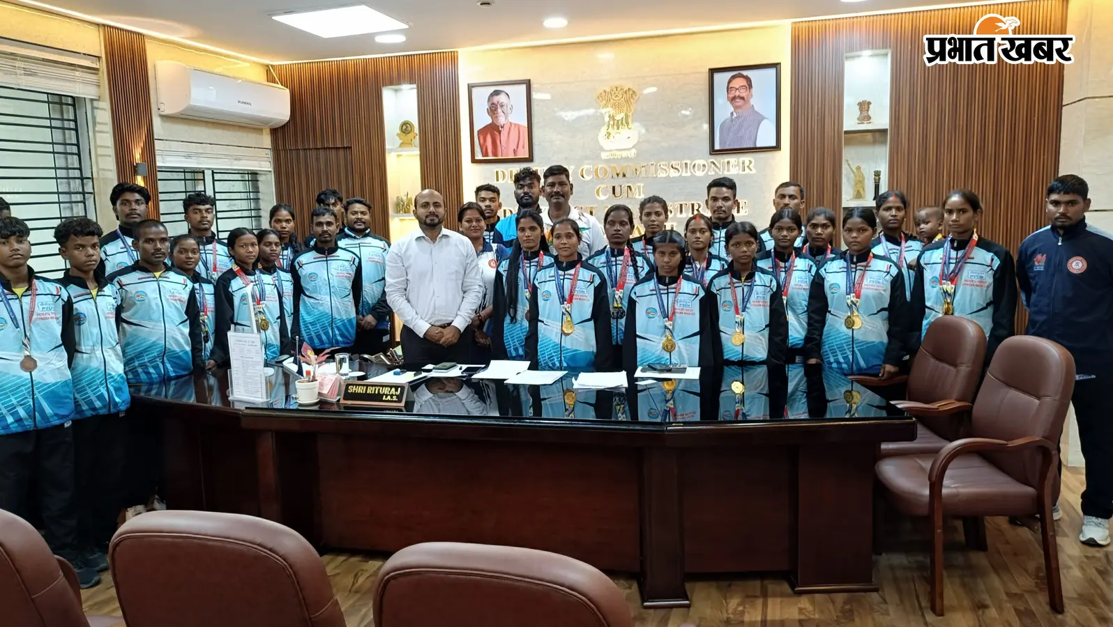 राष्ट्रीय ड्रैगन बोट प्रतियोगिता में स्वर्ण जीतने वाली झारखंड की 21 खिलाड़ियों से मिले उपायुक्त