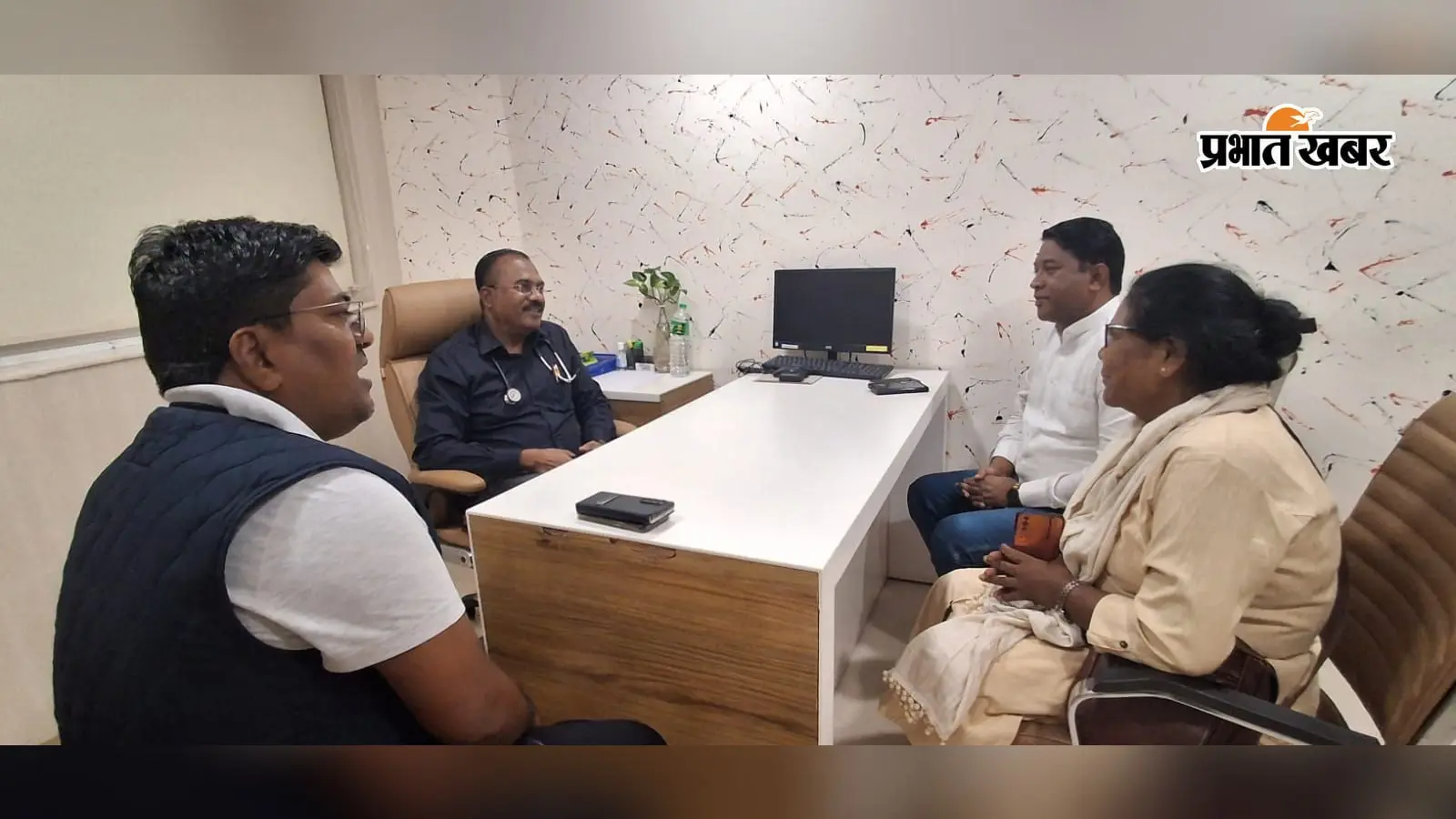 खूंटी हमले में घायल फादर बेनेदिक्त बारला से मिले भूषण बाड़ा, निष्पक्ष जांच की मांग