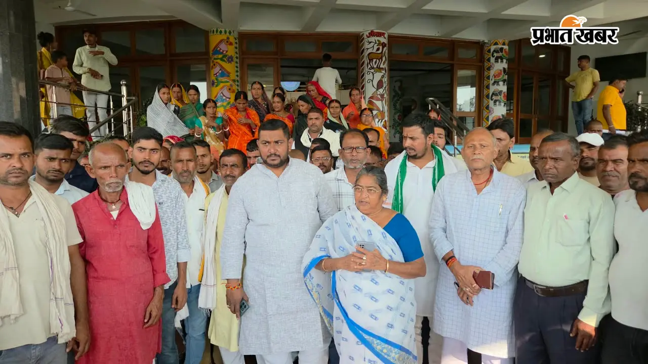 Watch Video: धनबाद के बारामुड़ी में 200 परिवारों पर मंडराया बेघर होने का संकट, पुनर्वास की मांग को लेकर डीसी से मिले लोग