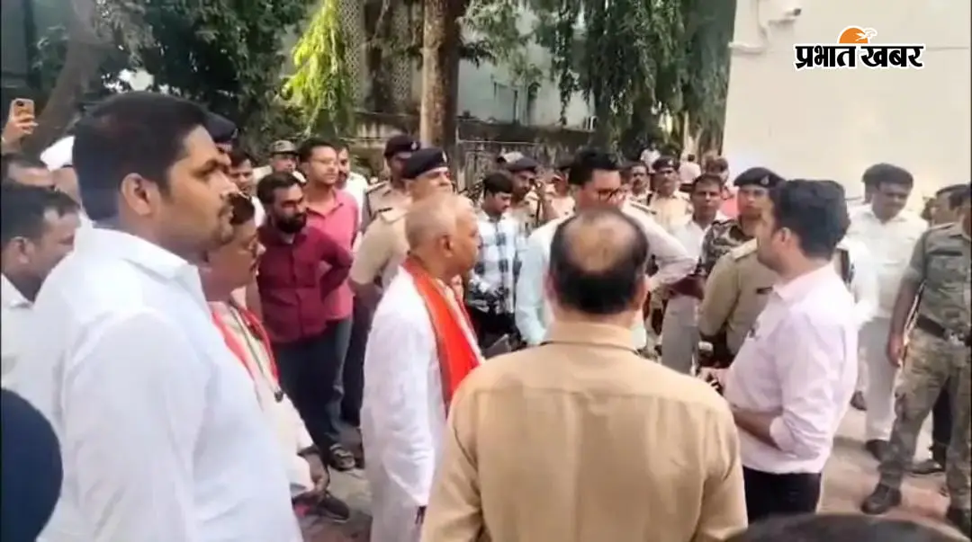 अधिकारियों को स्लो वोटिंग होने की जानकारी देते हुए एमएलसी प्रत्याशी सर्वेश कुमार | Prabhat Khabar Network