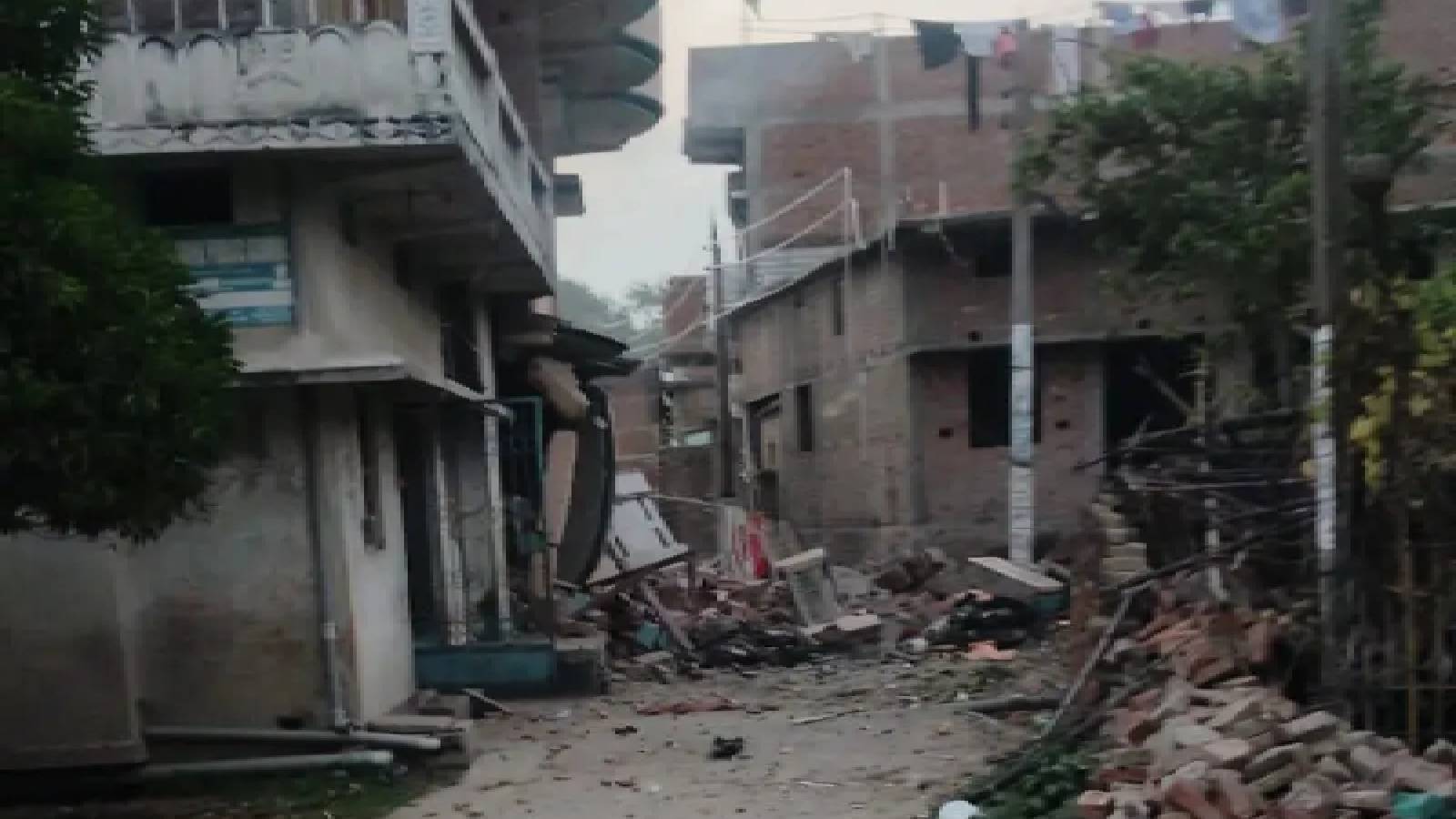 धमाके की तीव्रता से सड़क पर बिखरा पड़ा पक्के मकान का मलबा.