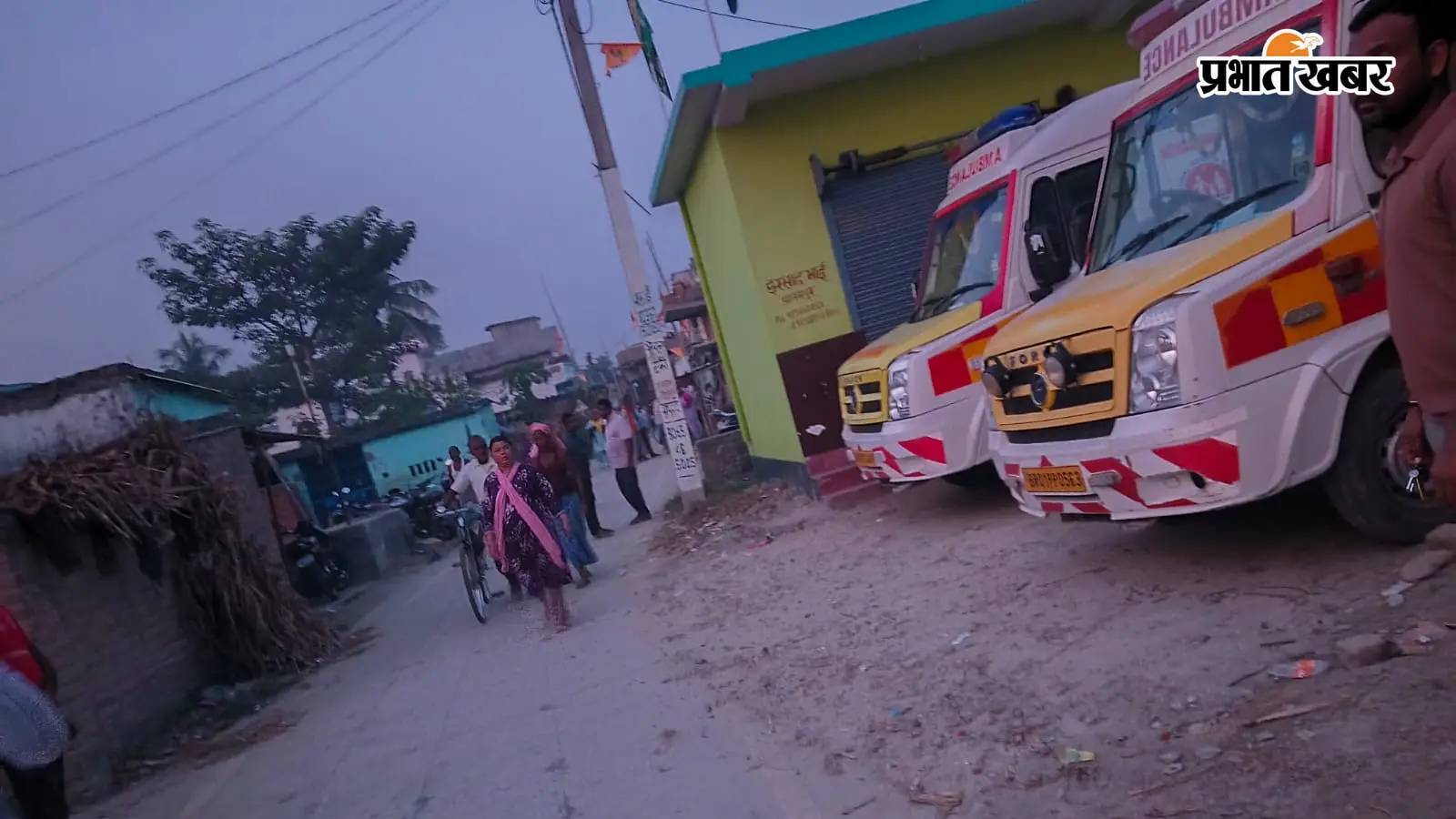 धमाके की तीव्रता से सड़क पर बिखरा पड़ा पक्के मकान का मलबा.