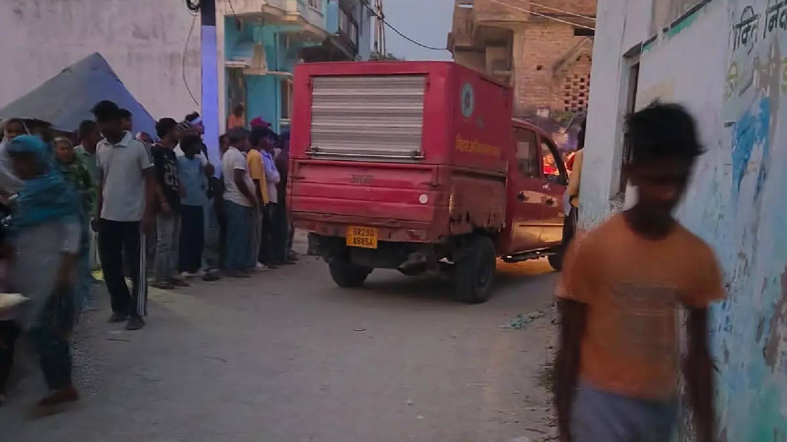 आग बुझाने के लिए पहुंची अग्निशमन वाहन.