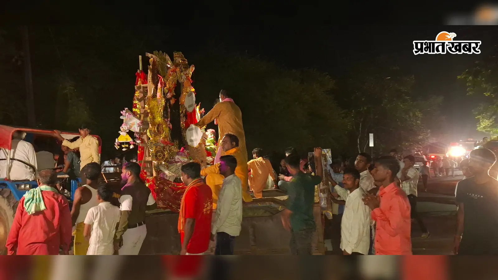 मनकडीहा में प्रतिमा विसर्जन के साथ दुर्गोत्सव संपन्न, कमेटी ने ग्रामीणों व पुलिस प्रशासन का जताया आभार