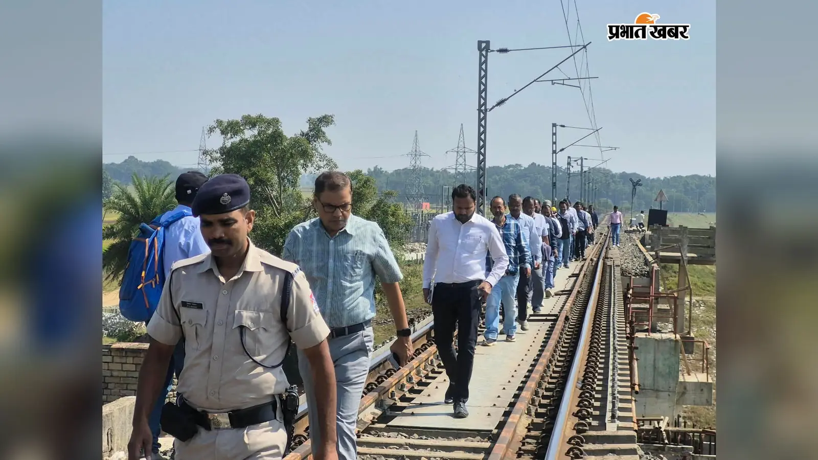 लोहरदगा रेलवे स्टेशन का DRM ने किया निरीक्षण, रेल विकास योजनाओं की ली जानकारी