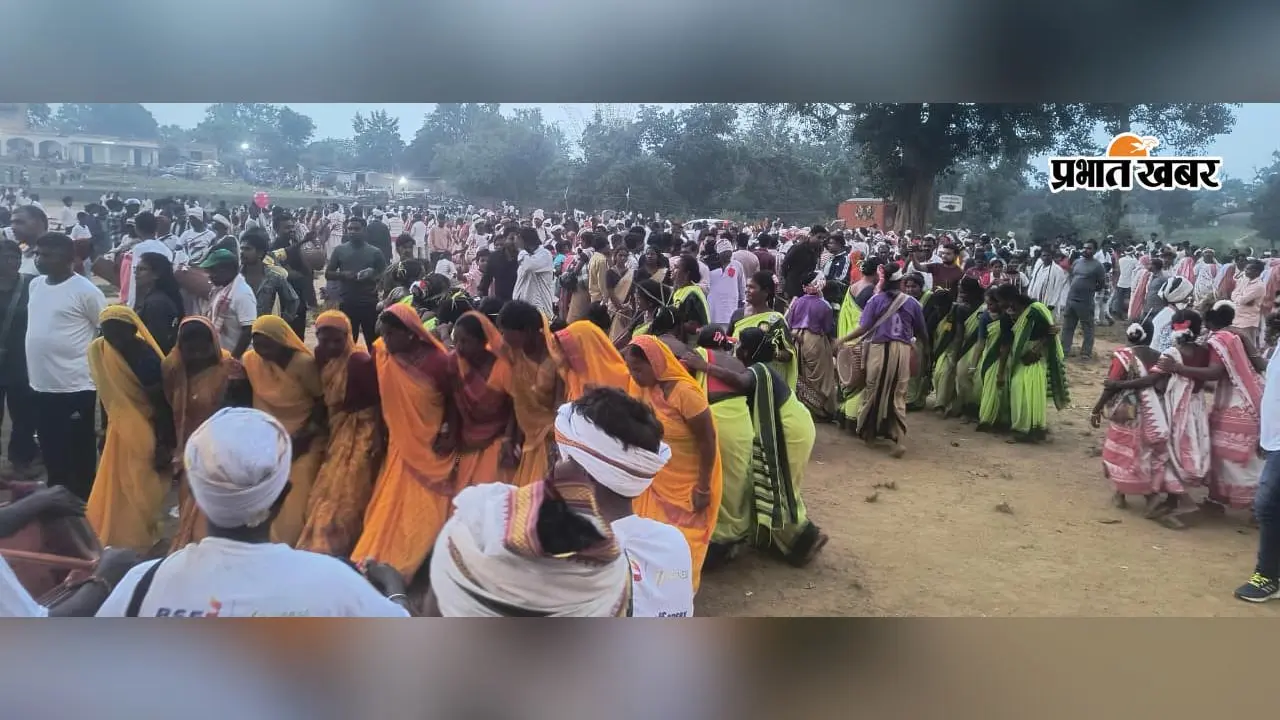 Latehar : वन देवी के सामने रखीं 31 बंदूकें, ग्रामीणों ने शिकार छोड़ने का लिया संकल्प