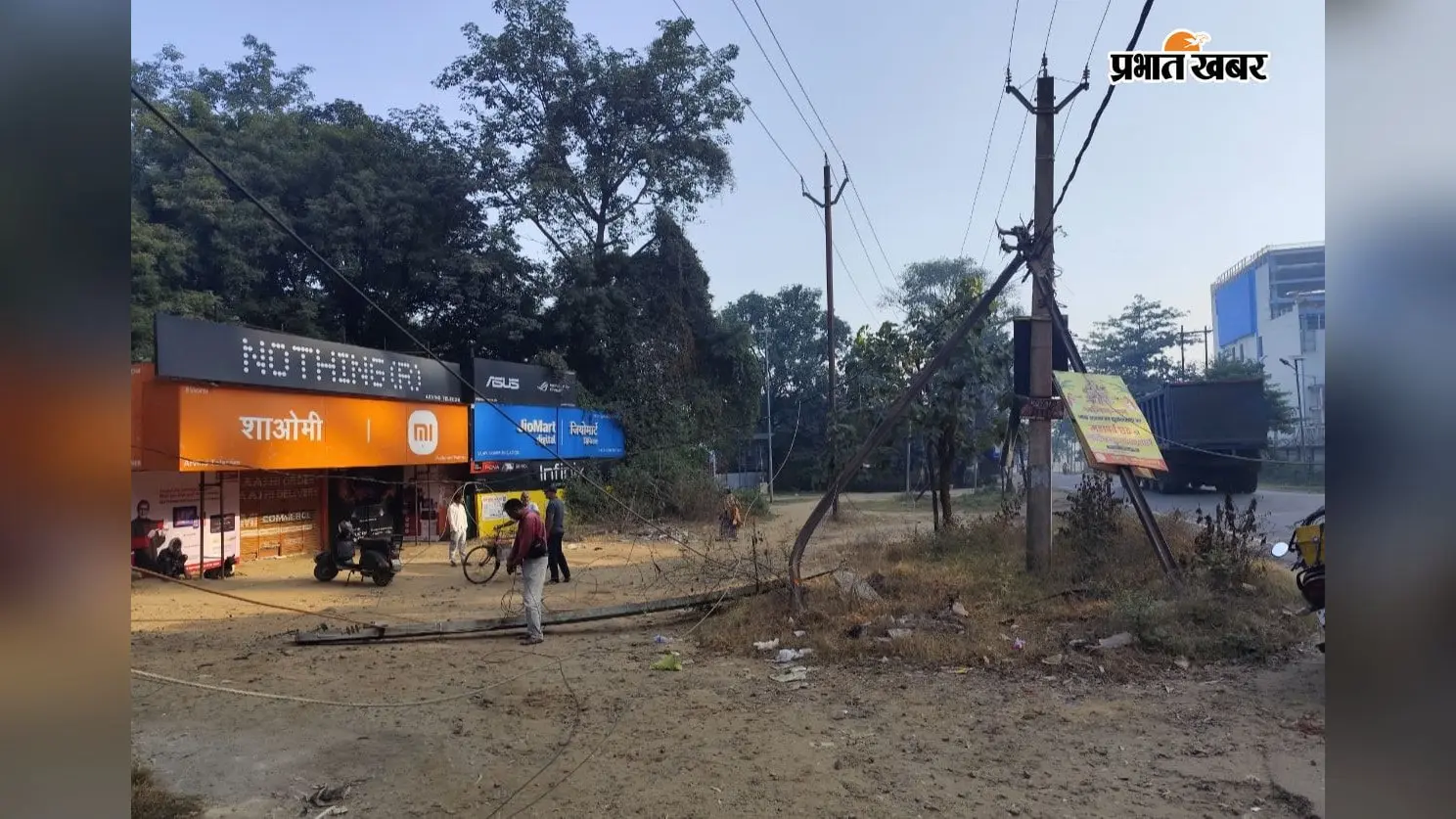 पतरातू में मूर्ति विसर्जन से लौट रहा ट्रक बिजली के पोल से टकराया, तीन पोल क्षतिग्रस्त; शाह कॉलोनी की बिजली गुल