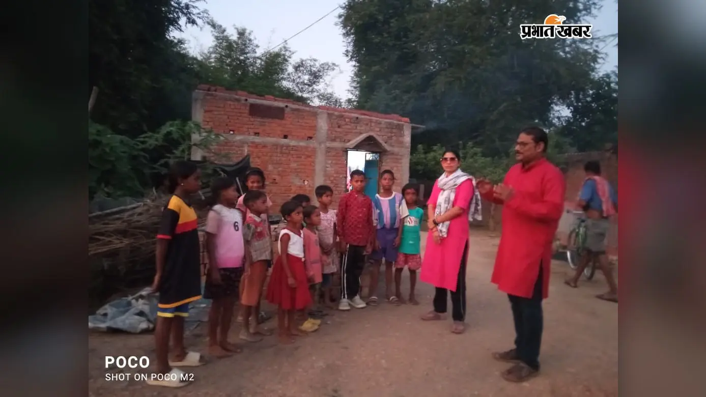 छऊ चौपाल : छऊ कला को बचाने की अनोखी पहल, बच्चों के बीच पहुंचे गुरु, सिखाये नृत्य के गुर