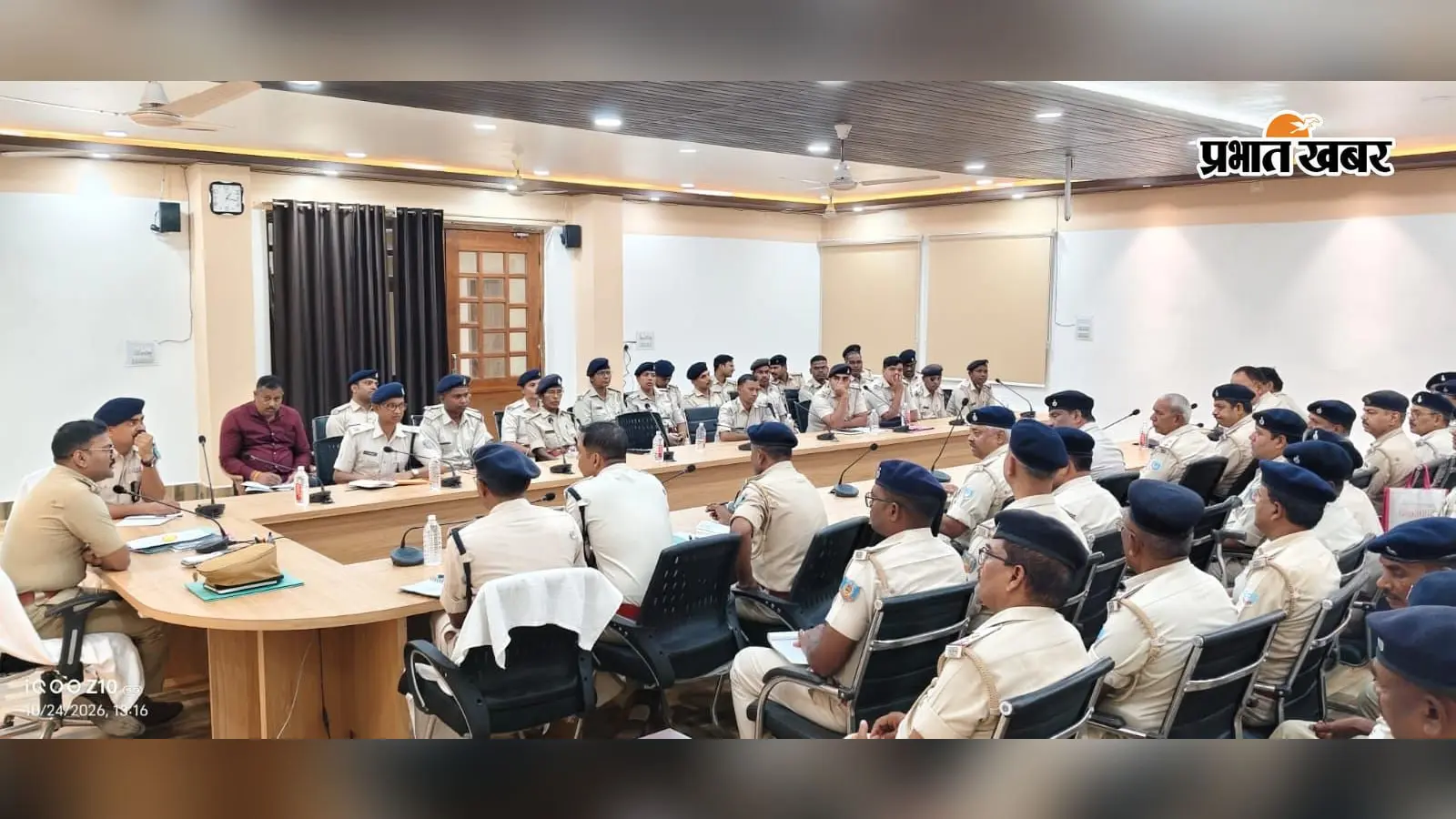पूजा के दौरान क्या रही चुनौती? सिमडेगा SP ने जवानों से लिया फीडबैक
