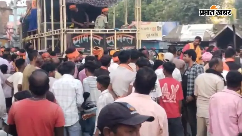Watch Video : डांसरों से भरा ट्रैक्टर बेकाबू हुआ, सड़क पर गिरी लड़कियां, सारण में हादसा टला