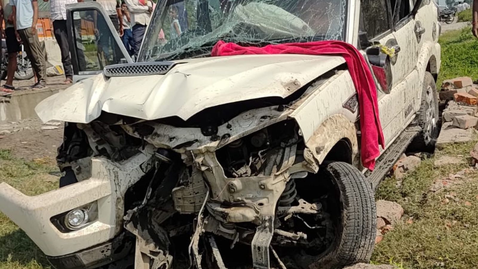 स्कूल में घुसी स्कॉर्पियो, बाल-बाल बचे बच्चे