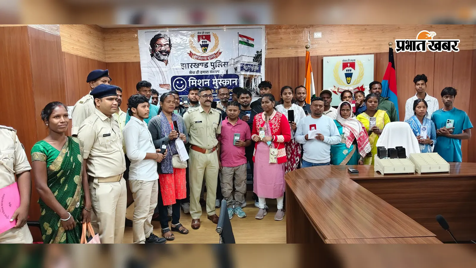 Watch Video: खूंटी पुलिस ने 29 लोगों को लौटाये मोबाइल, मिशन मुस्कान से खिले चेहरे
