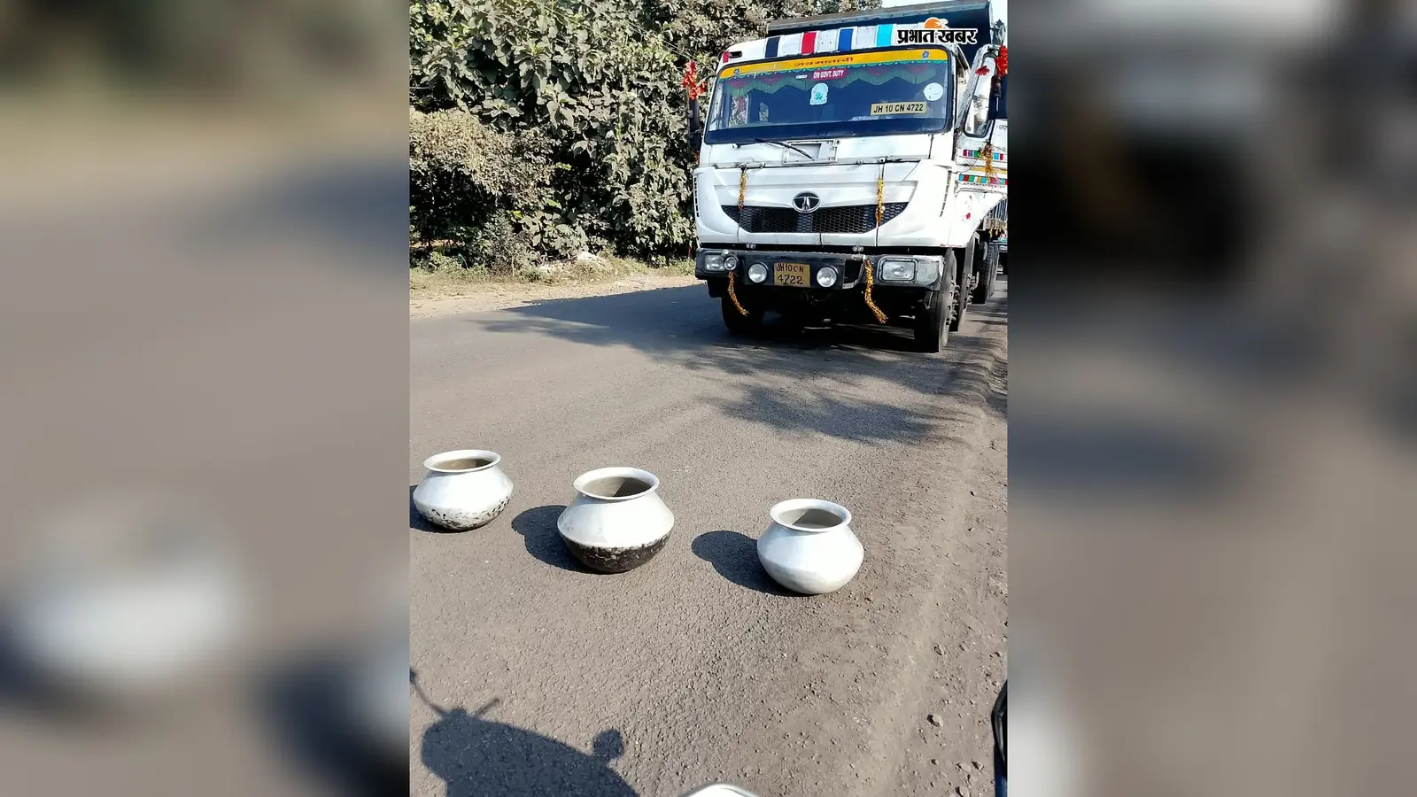 पानी नहीं मिला तो हांडी लेकर हाईवे पर बैठे ग्रामीण,घंटों ठप रहा आवागमन