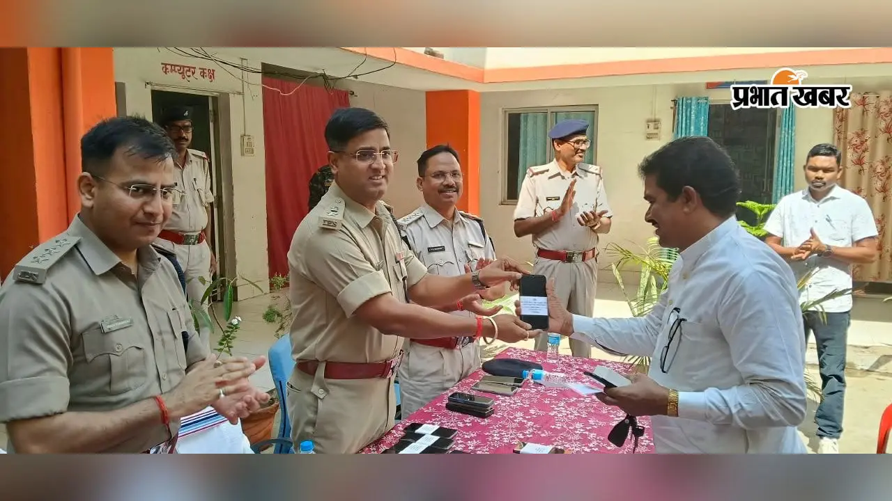 गोड्डा पुलिस ने 41 खोए मोबाइल खोज निकाले, 15 मालिकों को लौटाए
