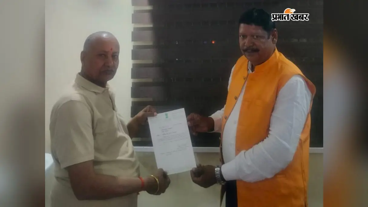 चंदवा में भाजपा नेता मनोज पाठक को नई जिम्मेदारी, सांसद ने सौंपा मनोनयन पत्र