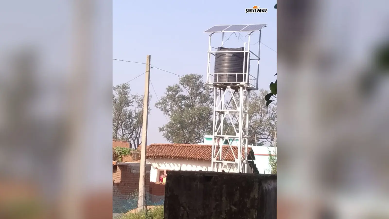 Chatra News: सिमरिया में 20 परिवार पानी को तरसे, 500 मीटर दूर से लाने की मजबूरी