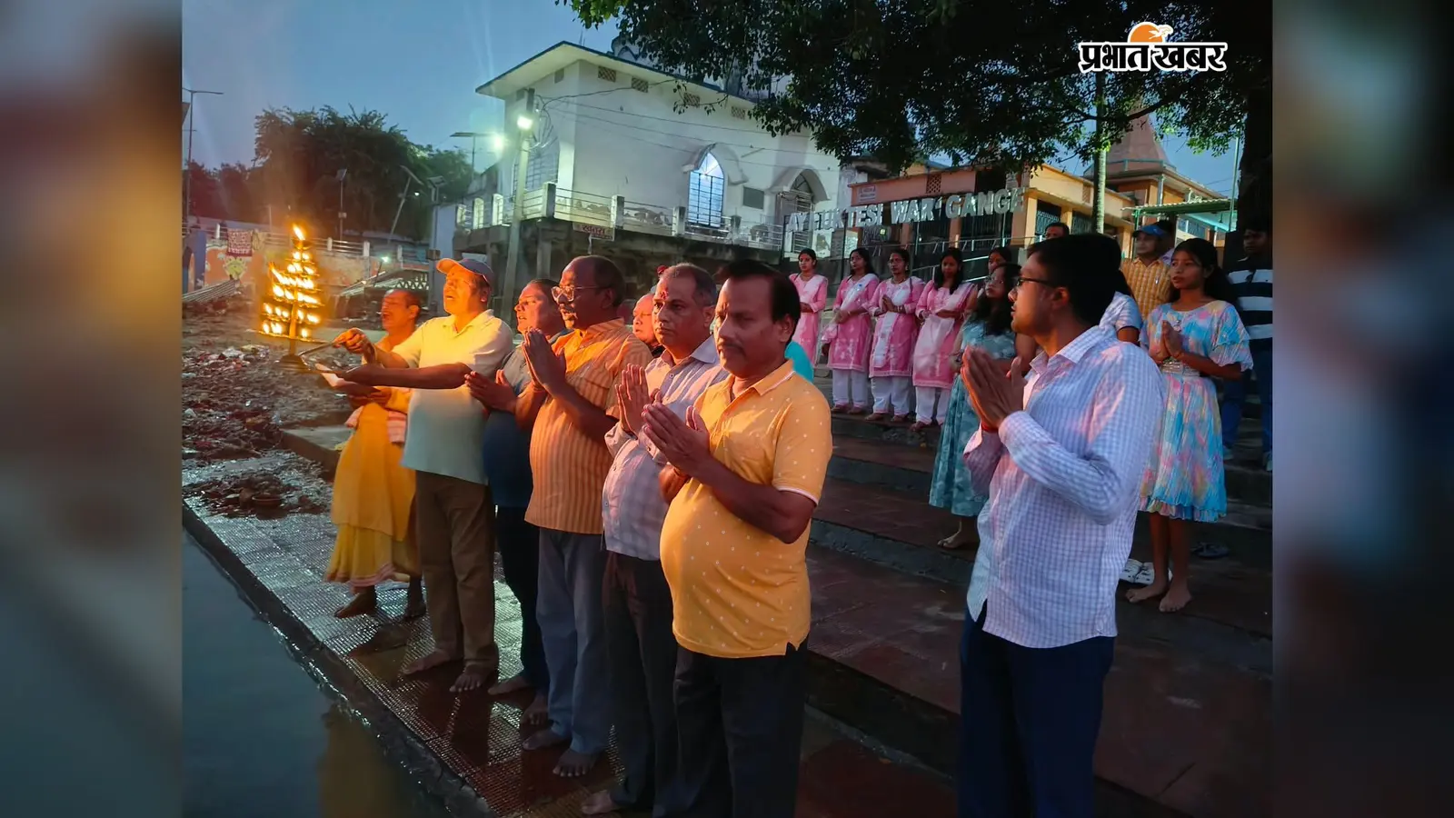 शरद पूर्णिमा पर मां गंगा की भव्य आरती, जयकारों से गूंजा मुक्तेश्वर धाम घाट